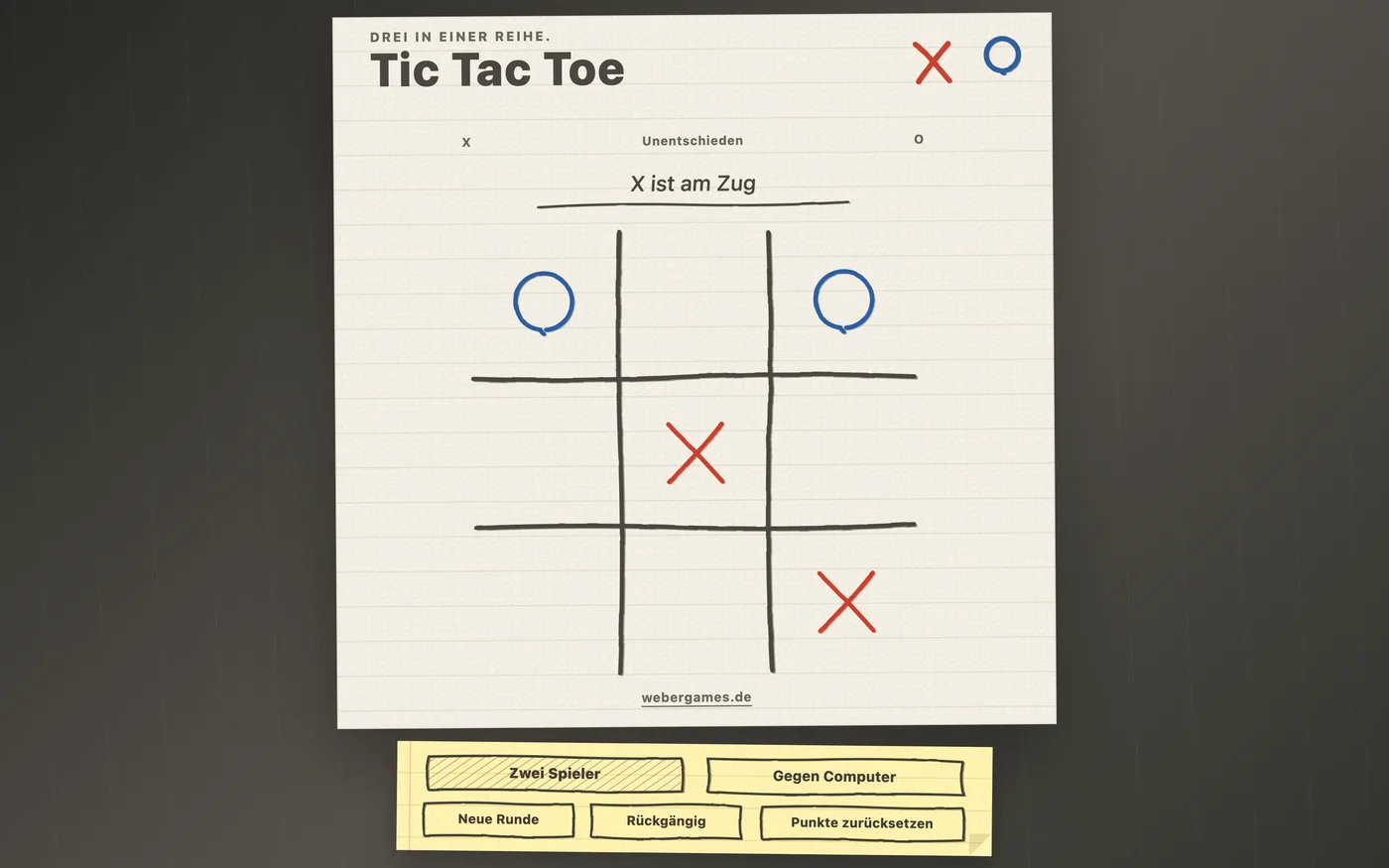Tic Tac Toe im Papier-und-Tinte-Look mit handgezeichnetem Spielfeld auf liniertem Papier
